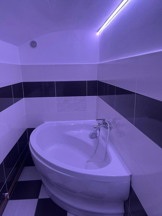 Apartman V Rodinnem Dome Jaromer Ngoại thất bức ảnh