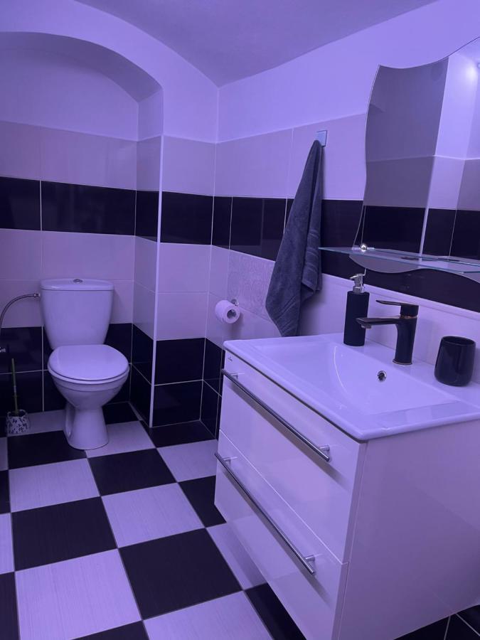 Apartman V Rodinnem Dome Jaromer Ngoại thất bức ảnh